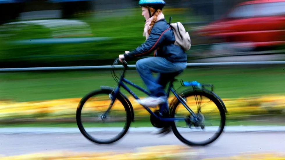 Det är lag på hjälm för alla under 15 år, men samtidigt finns ingen möjlighet att bötfälla cyklister som struntar i det.