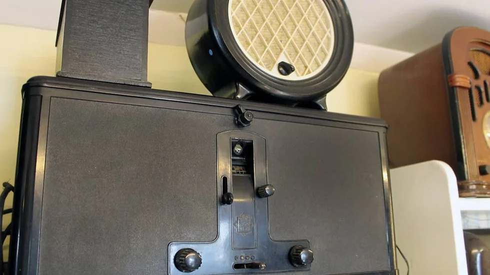 TYSKT. Tidig tysk radioapparat från telefunken. Liknar inget annat i samlingen.