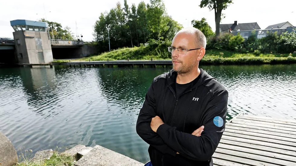 Stängt. Samtidigt som Marcus Wernsröm börjar förbereda för Kanalsimmet oroas han över Motalabadets stängning.