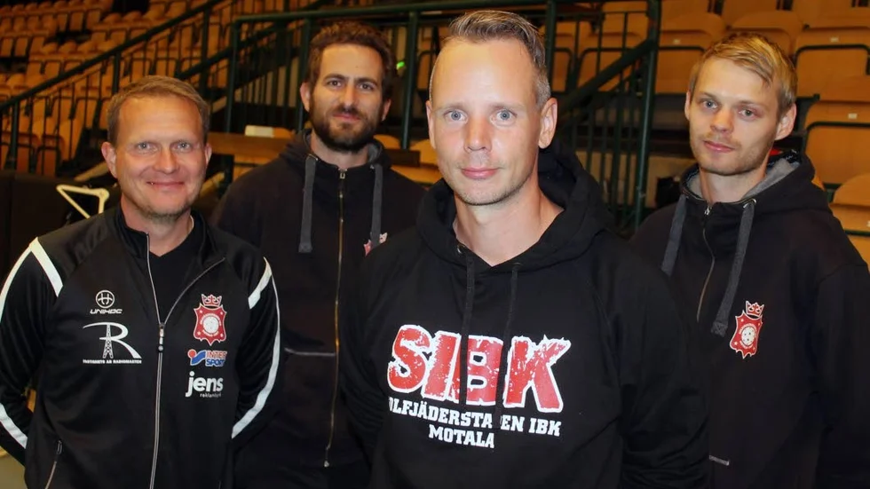 LEDARGÄNG. Jonas Roback tränar Solfjäderstadens damer tillsammans med Mats Andersson, Georgio Battaini och Gustav Blad i ettan i vinter.