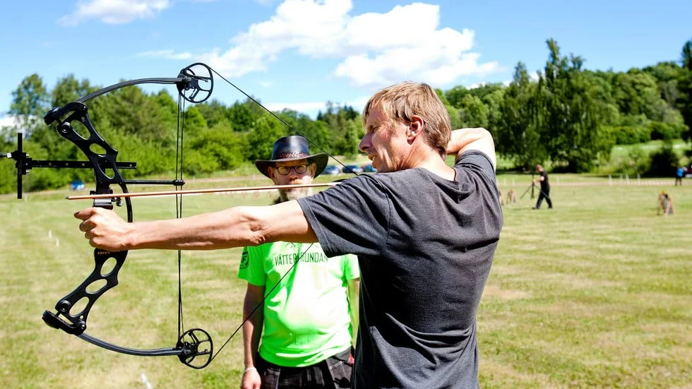 Sikta. Hans Krusell gjorde vad han kunde för att Thomas Augustsson skulle pricka rätt. Men nära att vinna duellen var han inte ändå.