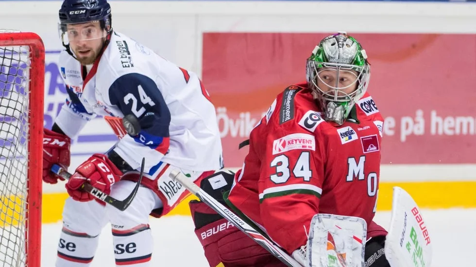 Erik Hanses fick se tre puckar slinka förbi sig. Den fjärde kom i öppen bur.
