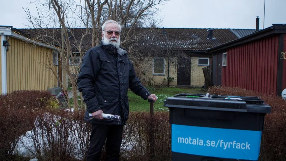 SMALT. Jonny Brorsson visar hur smala tomterna är på Tjädergatan där nu flera tunnor av den här storleken dyker upp.
