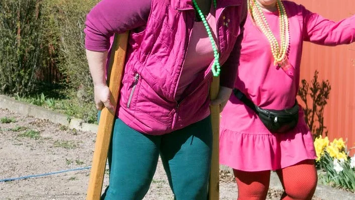 Gamla takter satt i när Helena Burman Davidsson tog sig an styltorna. Arbetskollegan Åsa Karlsson behövde inte ingripa.