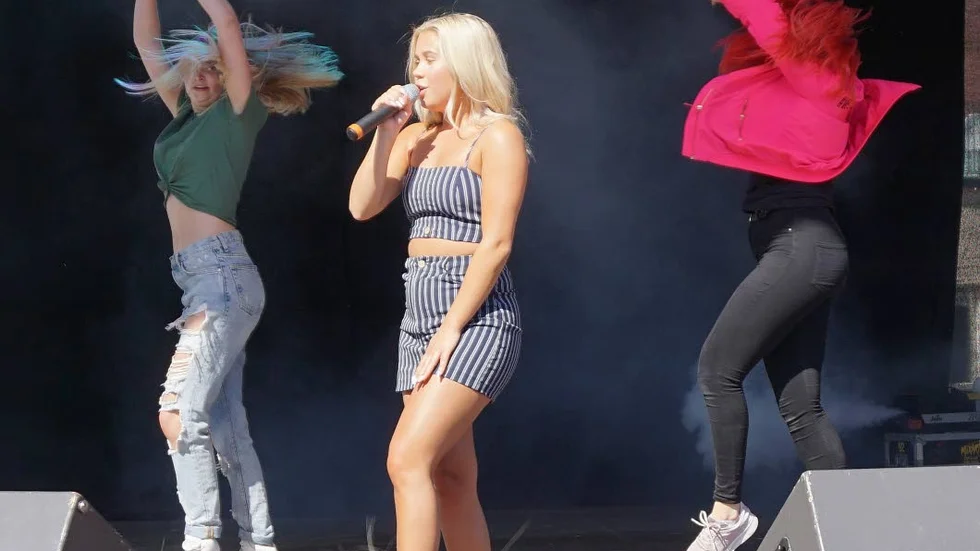 Förra årets artist var Lisa Ajax. Den 1 juni kommer Hanna Ferm och Liamoo.