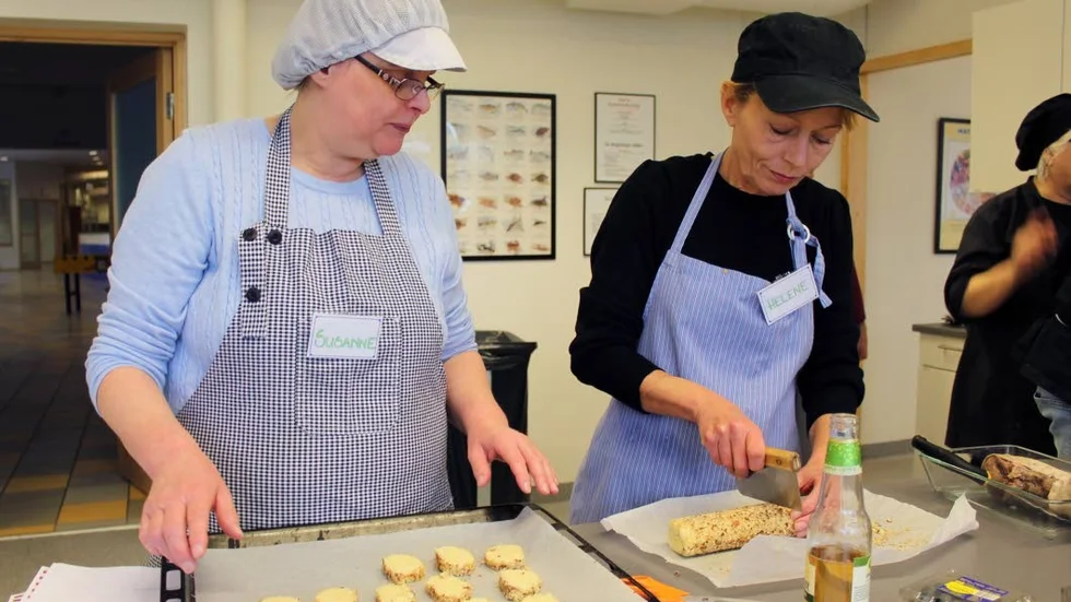 Susanne Svensson och Helene Wretling bakar småkakor enligt ett nytt recept.