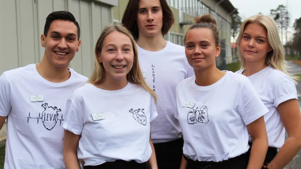 Leva UF består av fem stycken elever från Västerviks gymnasium. Idén är att sälja t-shirts med tecknade tryck för att lyfta organdonationsfrågan.
