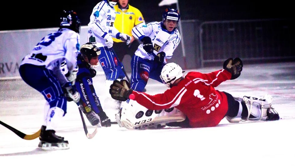 Målrikt. Rasmus Kettunen serverar Philip Florén till ett av IFK:s sju mål. IFK:s vilja såg till att de vann kampen i dimman på Studenternas