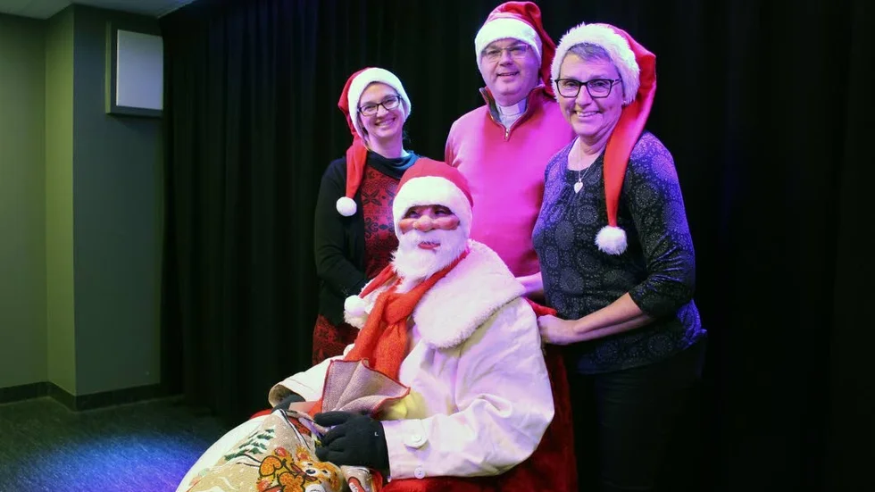 Det närmar sig julmarknad i Överum. På bilden ses från vänster: Johanna Nilsson, Tomten, Mikael Alm och Gun-Britt Rindstål.