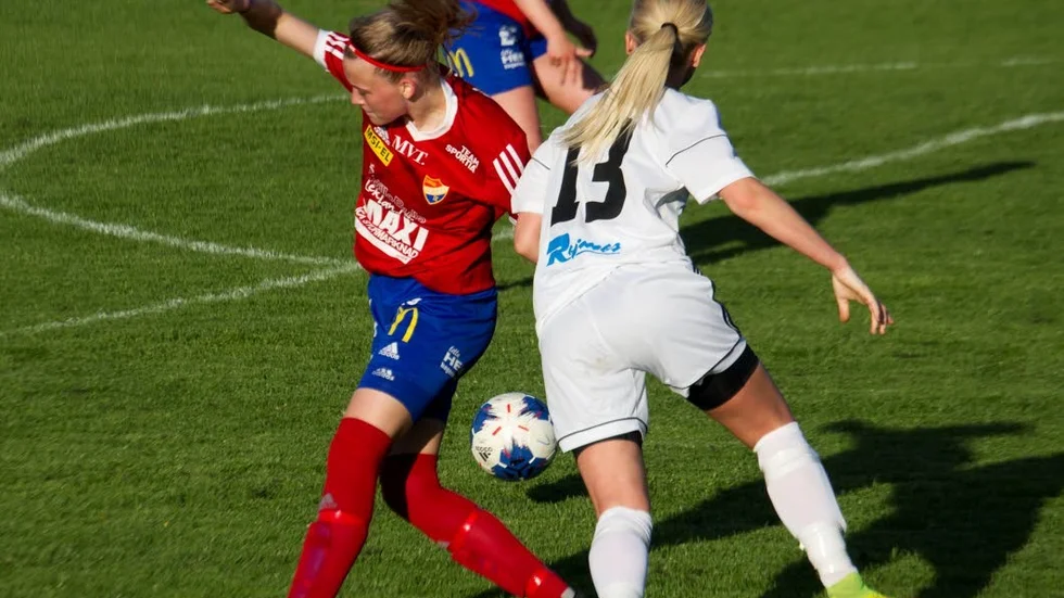 Borens Julia Hultebring hakas upp av Malmslätts Sara Svensson i straffområdet och får straff som Isa Lindman gjorde mål på till 2-0.