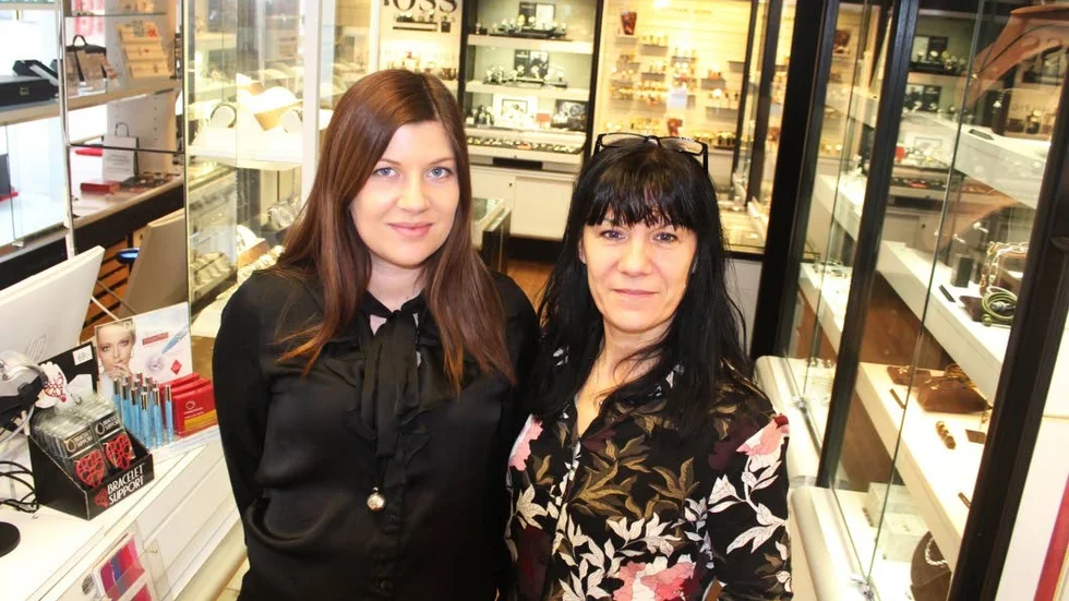 Hilda Nyström, t v, och Olga Trozell på Anderssons Ur & Guld har bråda dagar just nu. Butiken öppnar i nya lokaler ett stenkast bort den 1 februari.
