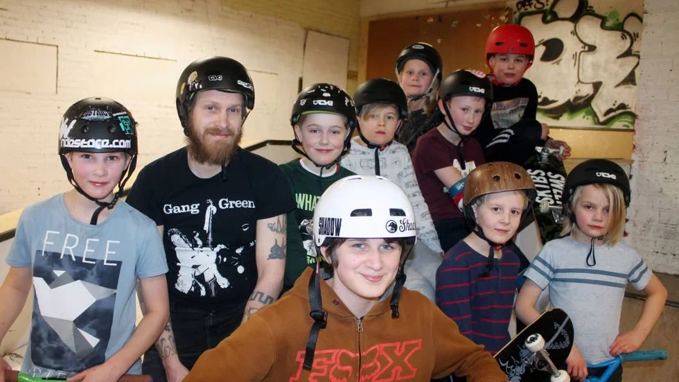 SKATEÅKARE. Ordföranden Johan Malm och några av klubbens ungdomar välkomnar till öppet hus tre gånger under sportlovet i Motalas skatehall som fräschats upp.
