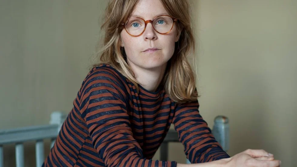 Emma Adbåge inviger årets barnboksmässa på Eriks Hultgrens bokhandel.