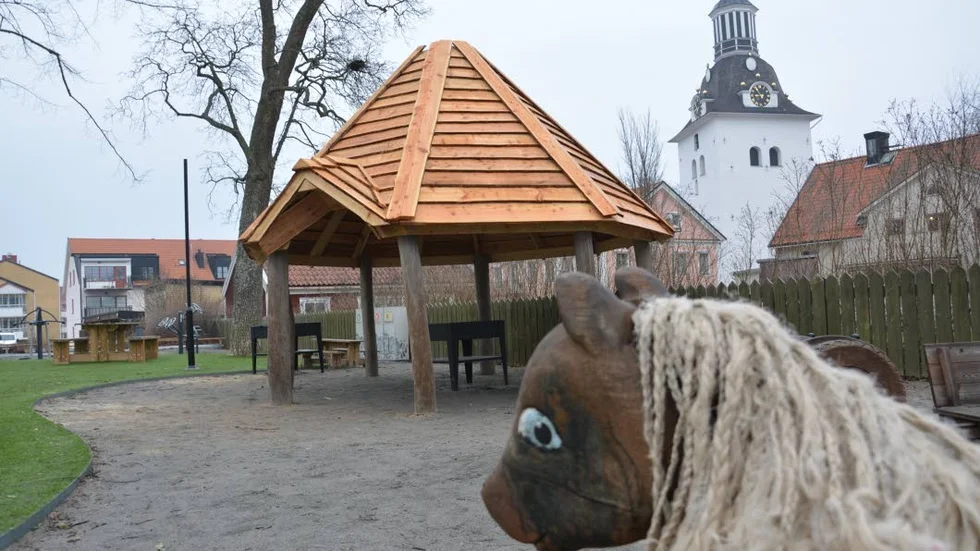 Efter flera juridiska turer fick kommunen till slut rätt att bygga tak över grillarna.