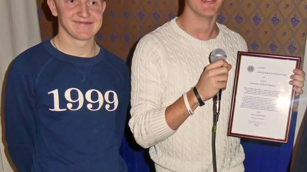 Filip Dossel och Casper Rogsberg tog emot stipenidet som tilldelades ungdomarna i Fornåsa IF:s fotbollslag.