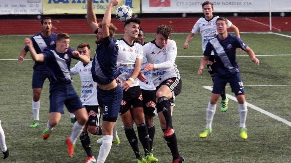 Jag ser inte det negativa med bandybyten. Fler variationer skapar bättre fotboll. Många sätt att göra saker borde premieras, skriver Jens Bollius.