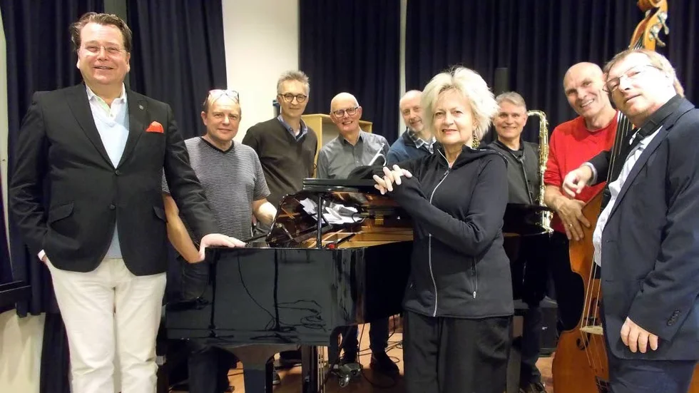 AMERIKANSKT i 40- och 50-talstappning bjuder Dennis Östryd och Jazzoktetten på. Fr v: Dennis Östryd, Stefan Rosenberg, Jan Fagerström, Arvid Johansson, Göran Hovlund, Stina Rosenberg, Stefan Holmberg, Torbjörn Estgren och Benny Waldner.