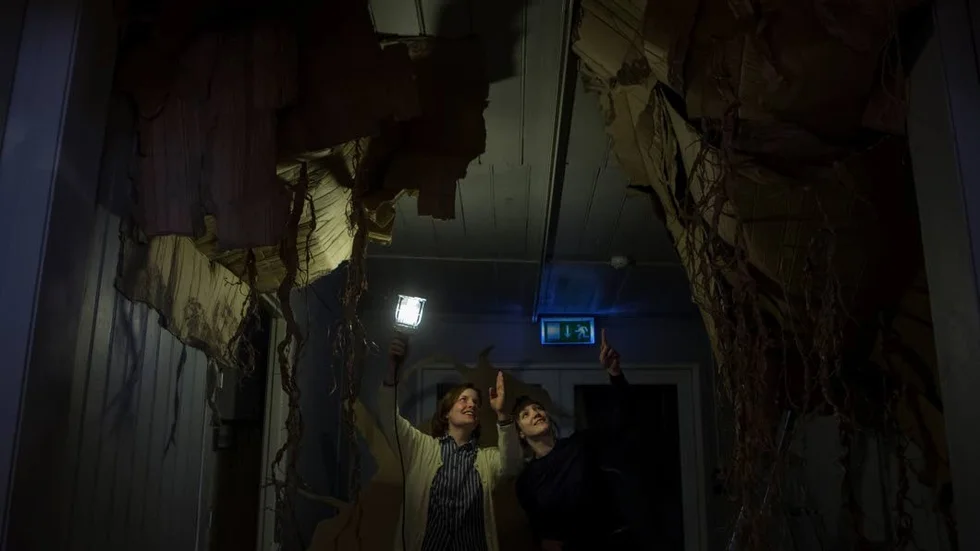 GROTTA. Installationen som liknar en grotta är helt gjort i smörpapper och kartong.