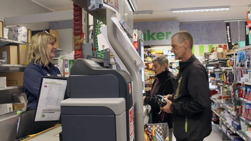 Butikschef Anette Palm expedierar två kunder, syskonen Inga-Lill och Krister Johansson från Edsbruk.
