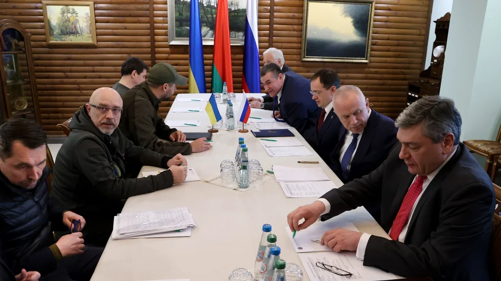 Den ukrainska och den ryska samtalsdelegationen i Brest i Belarus på torsdagen.