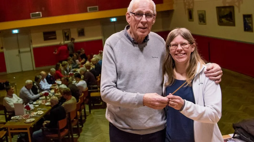 En symbolisk gest när Gunnar Andersson lämnar över taktpinnen till Annika Ronngaard som tar över som dirigent för Gunnebo Musikkår.