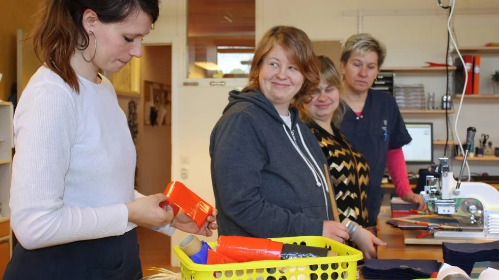 Samarbete. Ida Sjösten, Sanna Larsson, Elvira Ottosson och Anna-Lena Flodberg är några av de som tillsammans jobbar med att ufrorma och trycka servetterna.