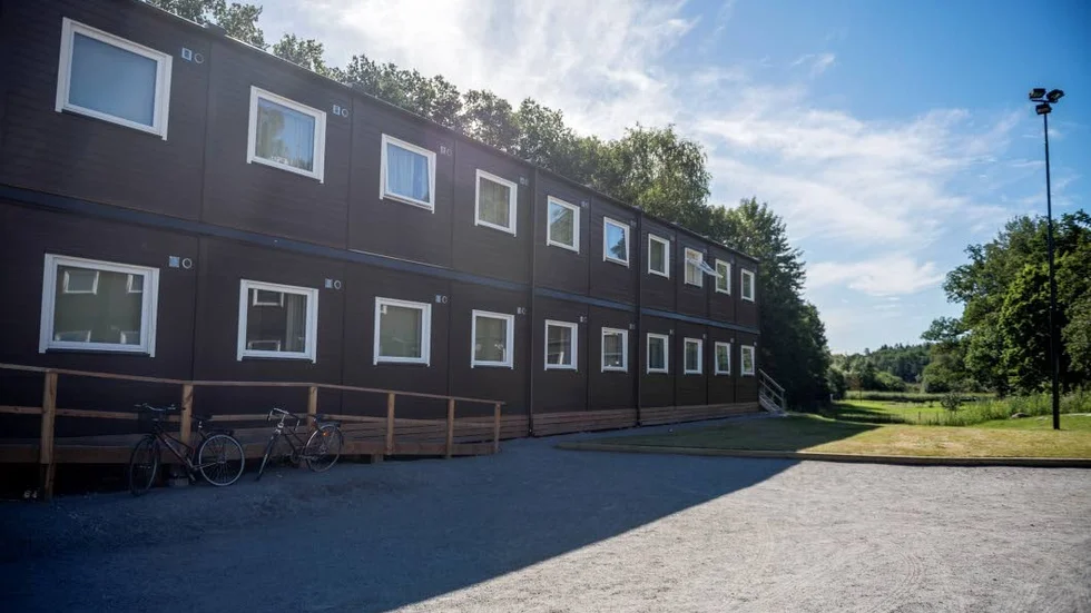 Modulhus. Likt det här som finns i Stockholm, anser Malin Östh (V) vore en bra tillfällig lösning på bostadsbristen.