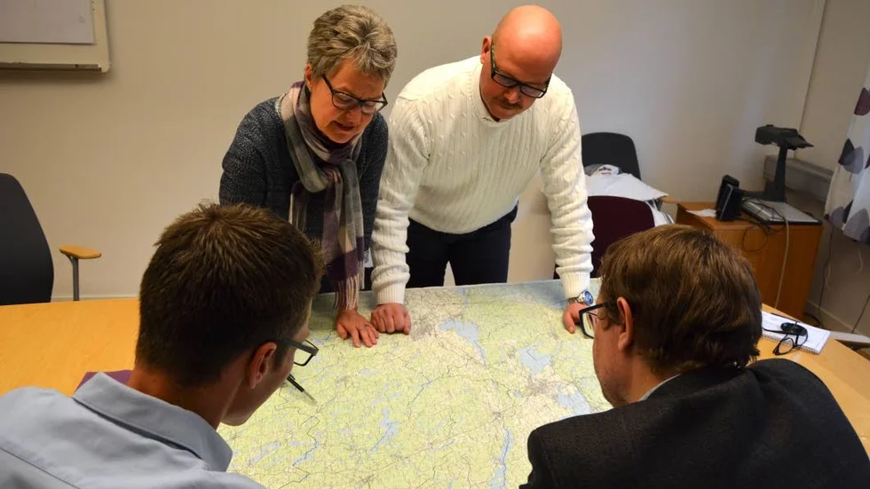 Yvonne Persson (M) och Johan-Christer Svensson från IP_Only tillsammans med förvaltningschef Rickard Bardun och Mattias Ravander.