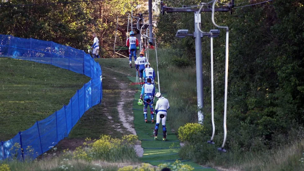 En del tog den klassiska liften upp till toppen, 155 meter uppåt.