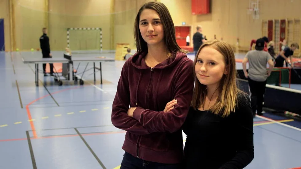 Håller koll. Iza Gustafsson och Zelina Malm från arrangerande Skeninge IK.