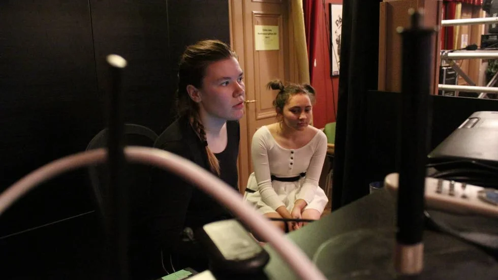 Fokus. Fanny Sjödahl sköter ljudet och tittar på repetitionerna.