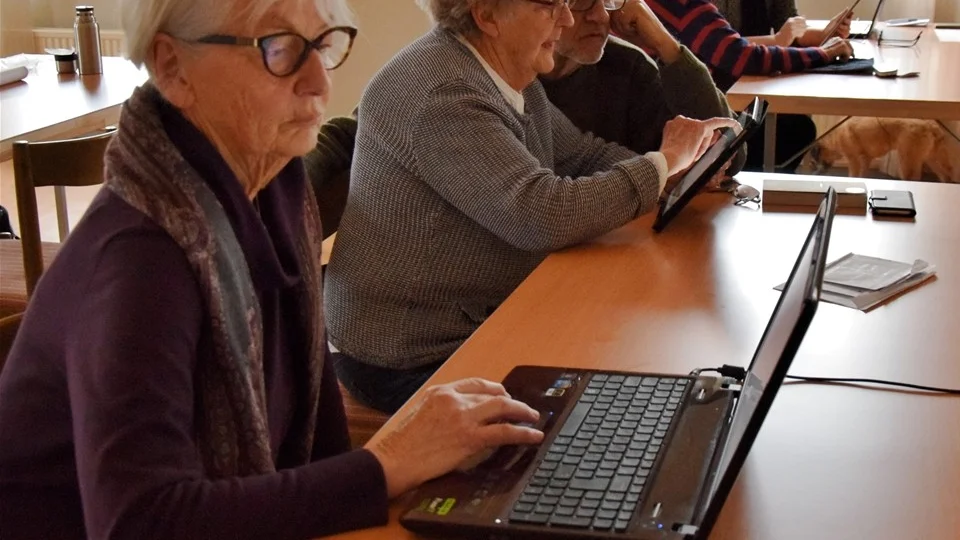 Några av deltagarna i datacaféet. Fr.v. Kerstin Jörneskog, Karin Ragnarsson, Bengt Zieger, Gertrud Svensson samt Maud Wirdfelt. Foto: Morgan Karlsson