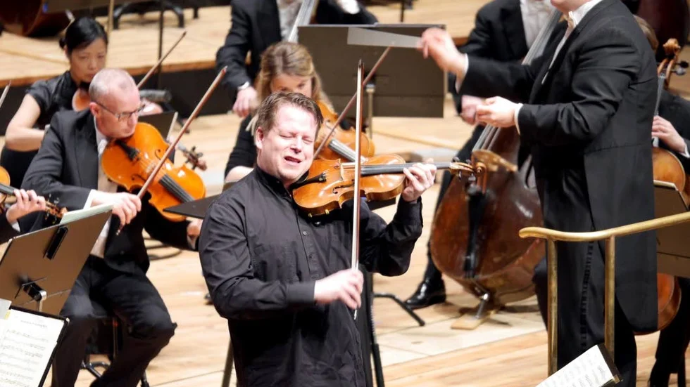 Tobias Ringborg, violinist, spelar Mozarts violinkonsert nr 4 (första satsen) i De Geerhallen tillsammans med Norrköpings Symfoniorkester och dirigent Andris Poga.