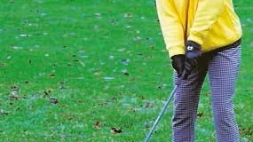 Istället för skidåkning blir det golf. Anita Larsson spelar golf cirka fyra dagar i veckan på Tobo, trots "vintern". Foto: Christoffer Glader