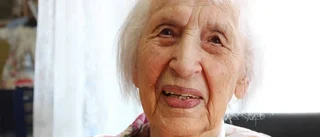 Siri firar sina 100 år med champagne