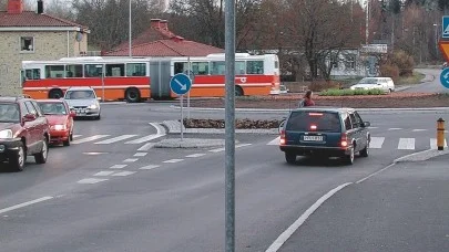 Den här skylten måste bytas. En pil ska till som visar att cyklisterna måste upp på cykelbanan. Inga cyklister ska cykla i själva rondellen.