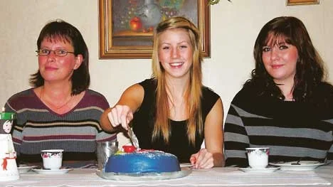 Camilla Näslund har blivit vald till Hultsfreds Lucia 2006 detta firade hon tillsammans med mamma Marie och storasyster Sandra med att äta tårta.