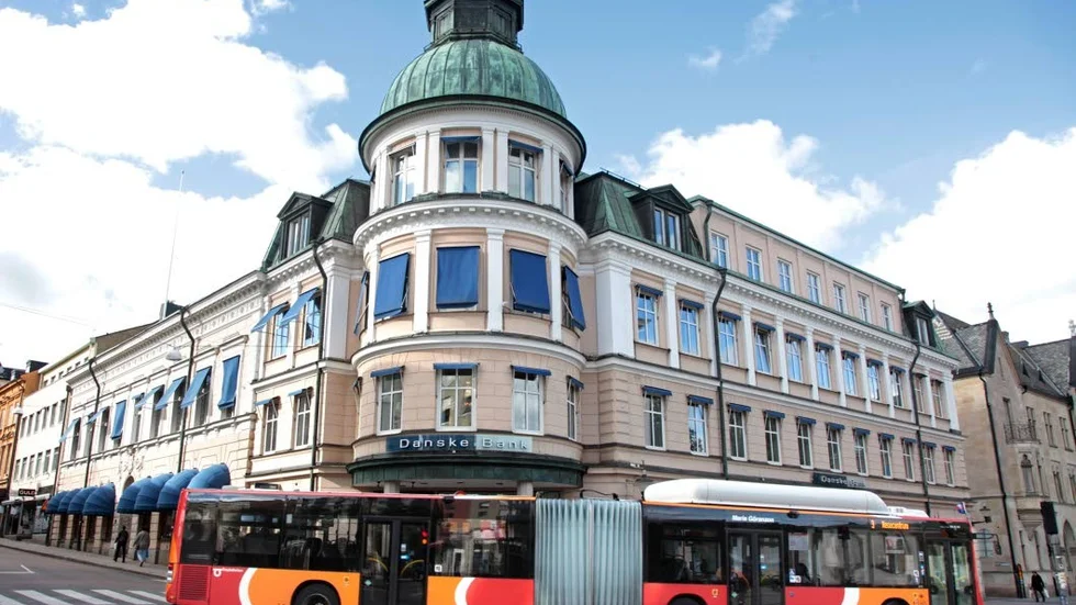 Bussresor. Skribenten argumenterar  för att pensionärer ska få åka buss utan kostnad.