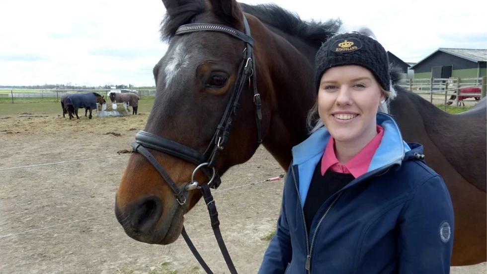 Elin Hofmeijer med de svenska halvblodet Mojjan. Elin läster till hästskötare på Naturbruksgymnasiet i Vreta och praktiserade tre veckor på en hästgård på Irland. Foto: Leif Larsson