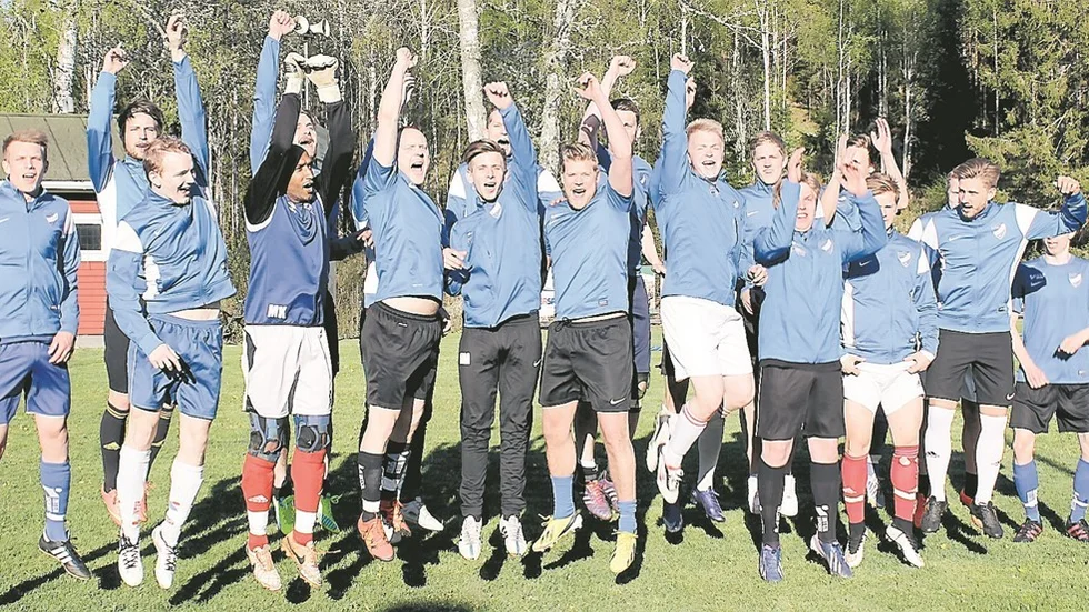 FOTBOLLSSPELARE OCH SÅNGFÅGLAR. Snart släpps en musikvideo om IFK Tuna och bygden. Lirarna medverkar i allra högsta grad och tycker det är en rolig satsning. Foto: Lena Dahlberg