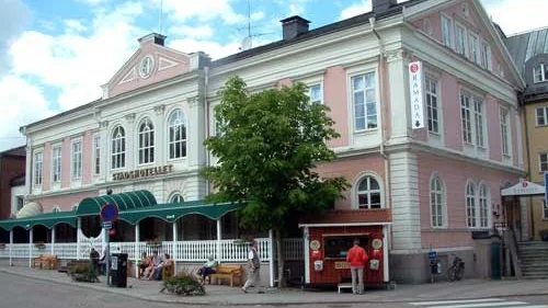 Försäljningen av Statt riskerar att bli en rent kommunal angelägenhet. Det befarar bland andra den privata branschen i Vimmerby, där flera tror att ALV är tänkt som köpare. Och det kommunala bolaget har tidigare visat intresse för hotellet. Men ett kommunalt hotell strider mot kommunallagens grundläggande principer, säger en expert vår tidning talat med.
