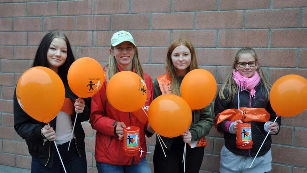 Insamling till förmån för världens barn. Fr v. Lovisa Andersson, Sofia Ejlertsson, Maja Nordin och Elsa Rafelt. Foto: Margaretha Roth