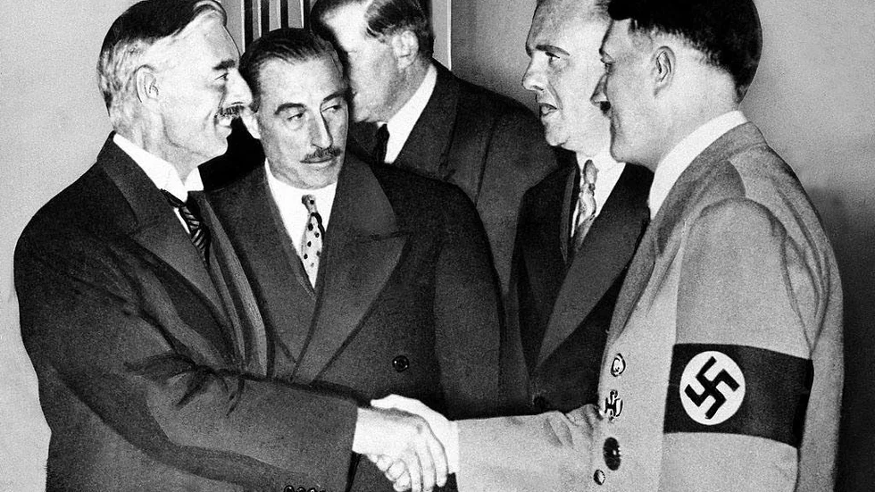 München 1938. Chamberlain gör upp med Hitler.