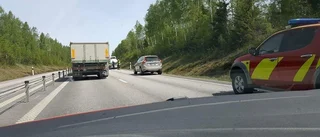 Bil brann på väg 40 - bogserades bort