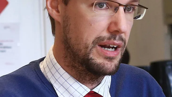 De andra partierna väljer att ha Sveriges lägsta landstingsskatt i stället för att skjuta till resurser, säger Emil Broberg (V), gruppledare i regionfullmäktige.