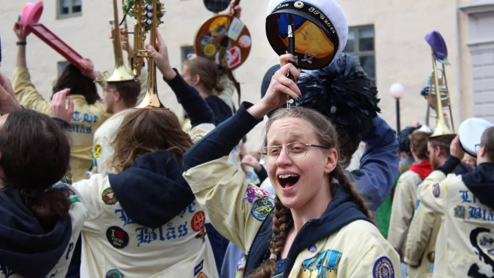 Studentorkestern Lithe blås spelade och dansade in våren.