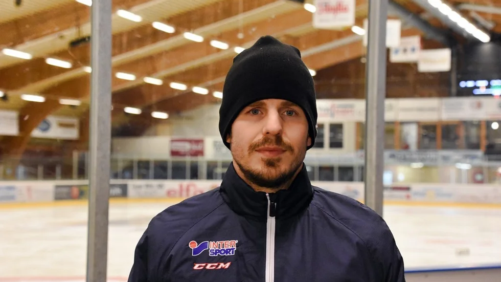 Två mål senast. Andreas Frisk var en av få VIK:are som presterade på normal nivå i seriefinalen mot Timrå där hans lag föll med 6-2. "En käftsmäll kan vara bra i bland", säger han inför kvällens svåra bortamatch mot Karlskoga. Foto: Mikael Kindman.