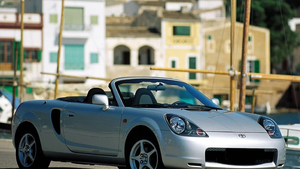 Toyota MR2 är en liten tvåsitsig cabriolet med tuff design. Sportbilen har ett modernt utseende med en fräck och kraftfull design. Bakom ratten är det lätt att trivas.