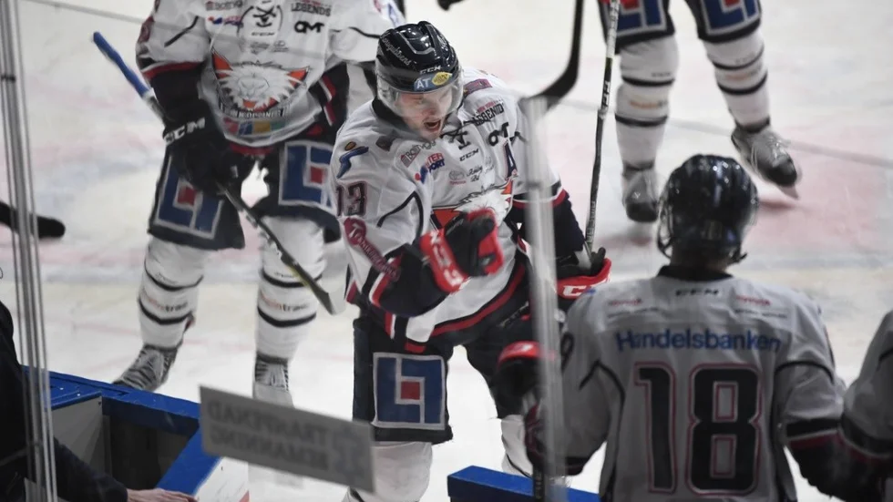 STOCKHOLM 20180224
LHCs Andrew Gordon jublar efter 1-1-målet under lördagens ishockeymatch i SHL mellan  Djurgården Hockey och Linköping HC på Hovet.
Foto: Janerik Henriksson / TT / kod 10010