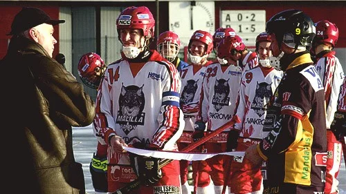Kommunalrådet Bo Bergman förrättade den högtidliga invigningen av Målfabriken. Två gånger till och med, för att det skulle bli riktigt gjort. Först vid matchen mot Gripen och senare på kvällen vid festen för alla som varit delaktiga i bygget.